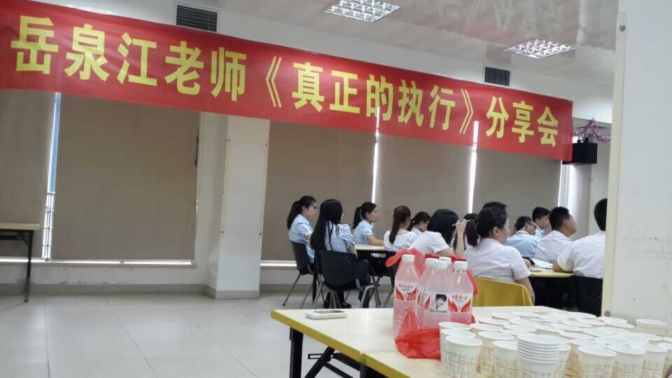 大家認(rèn)真記錄著筆記，不放過(guò)任何一個(gè)知識(shí)點(diǎn)